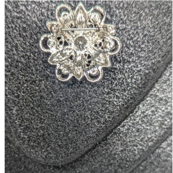 Silver Tone Vintage crystal snowflake rosette shaped pin brooch - Picture 3 of 5